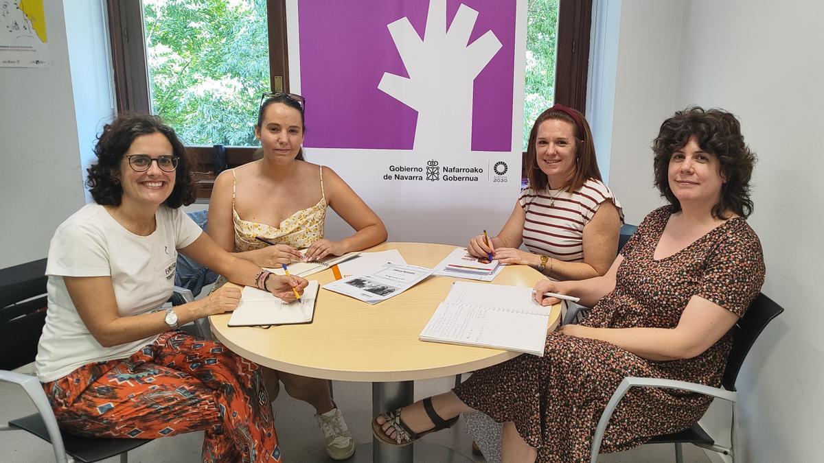 La directora gerente del INAI/NABI, Patricia Abad, durante su reunión con representantes de Fundación Secretariado Gitano.