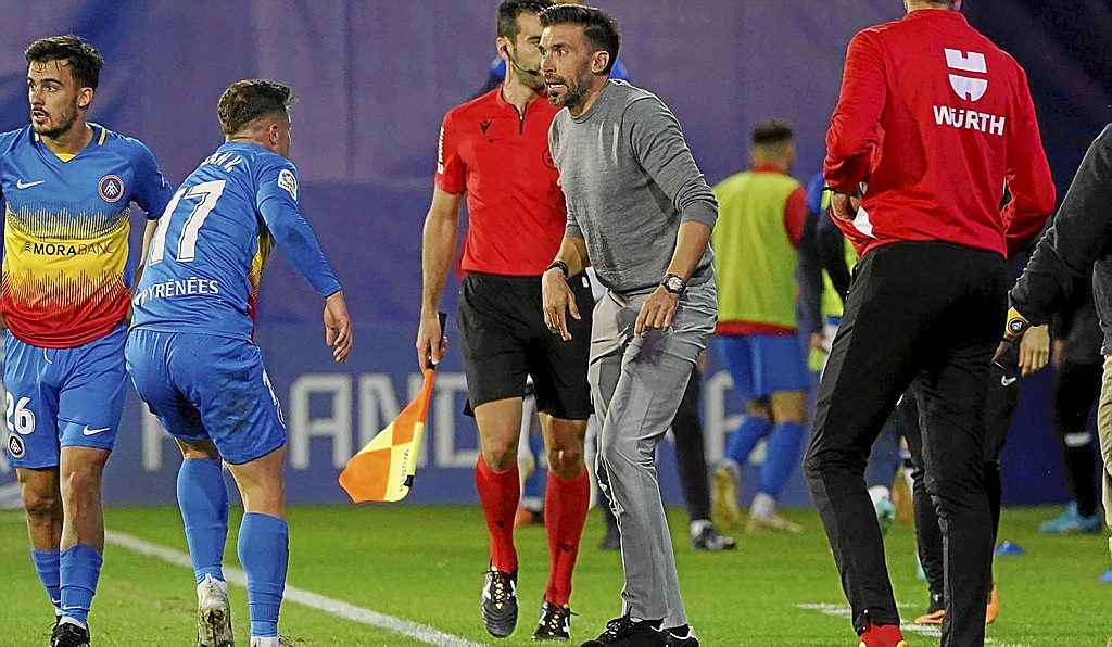 Eder Sarabia da instrucciones a uno de sus futbolistas durante un partido del Andorra.  