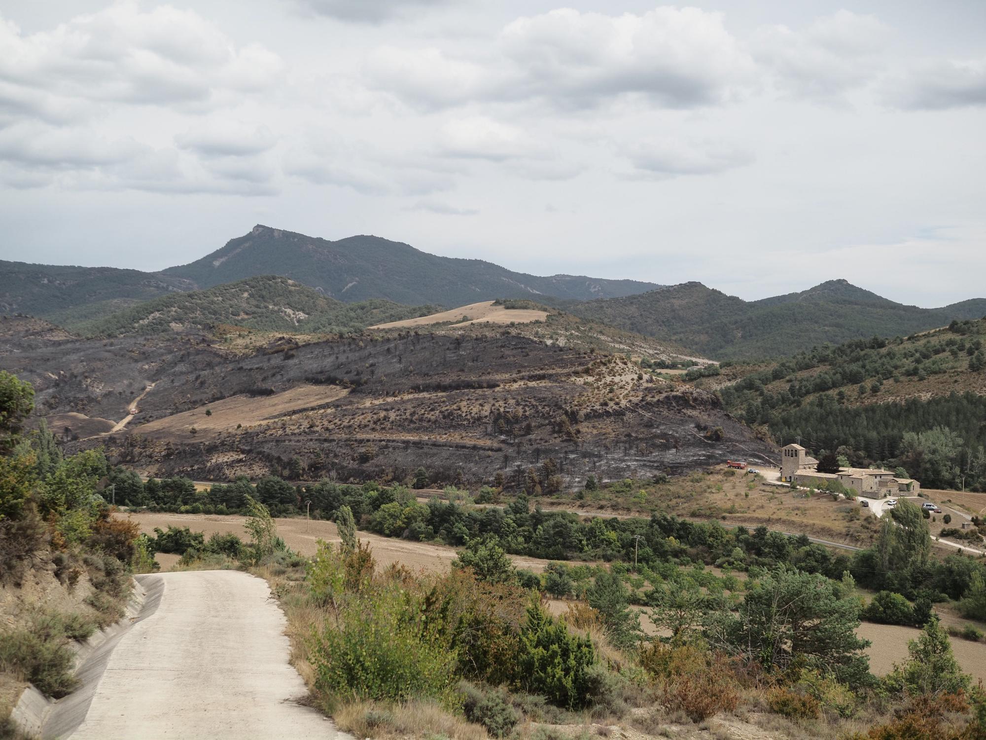 Fotos de las labores de extinción del incendio en Urraúl Alto, Urrulgaine