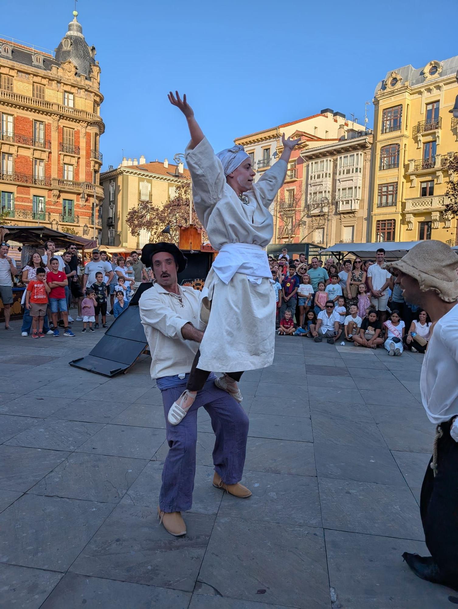 David Almazán sujeta a Nuria Merencio ante David Bernabé en la representación de ‘La máquina del tiempo’, en la plaza San Francisco.