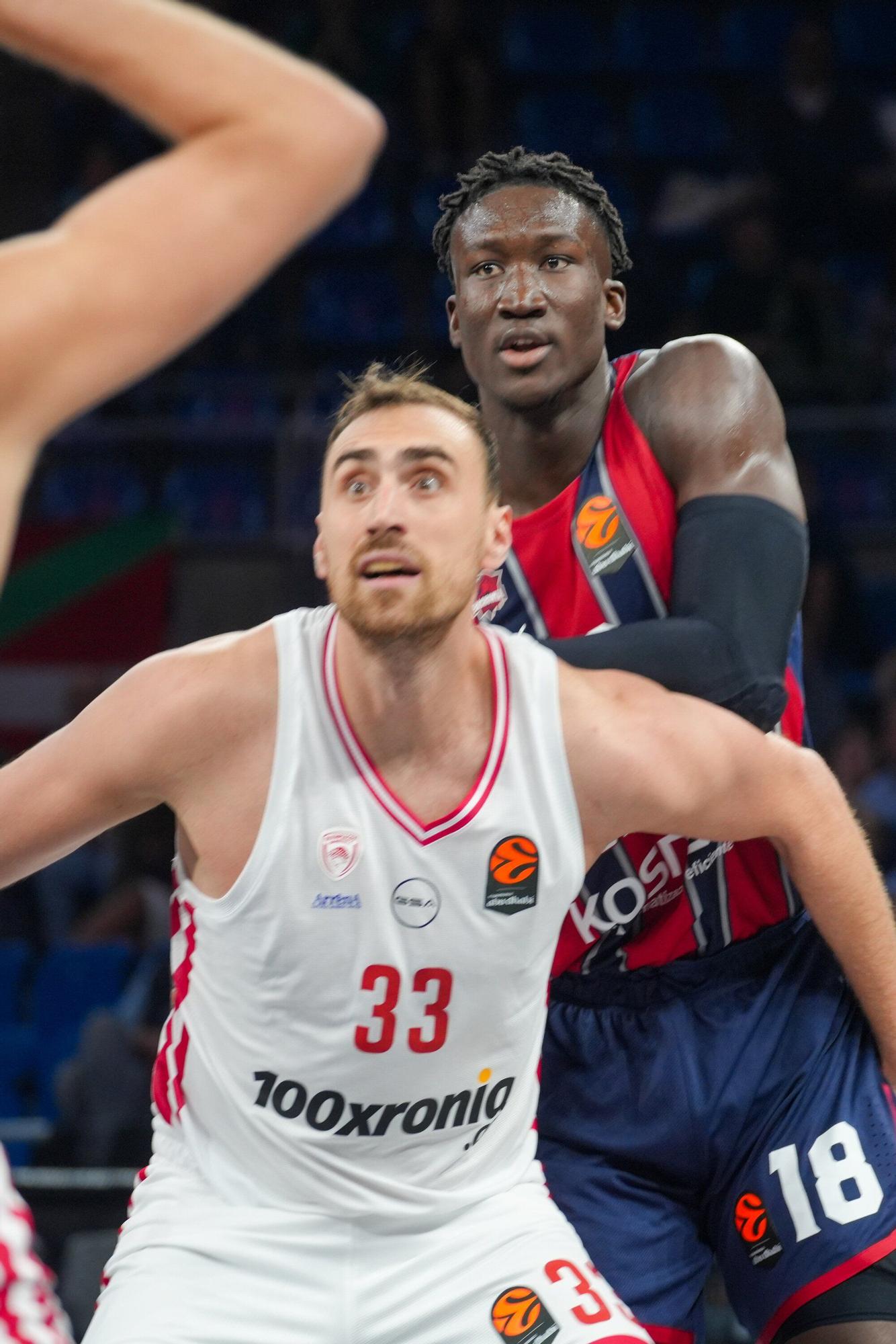 Todas las imágenes del Baskonia - Olympiacos en el Buesa Arena