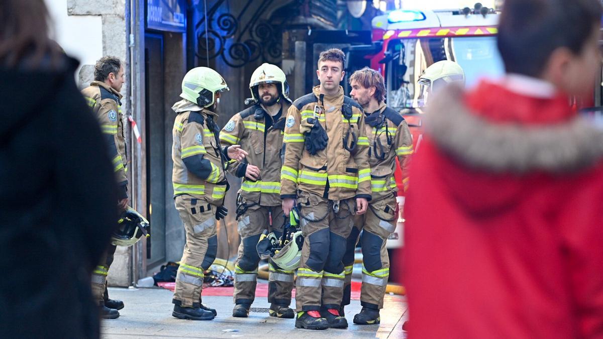 Varios bomberos durante el sofoco de un incendio ocasionado en la calle mayor de Hernani.