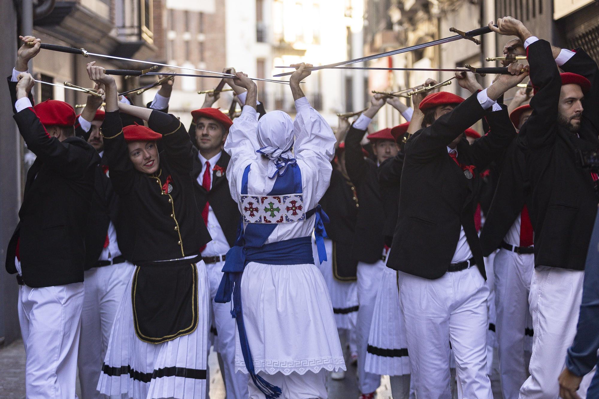Elgoibar baila al ritmo de las espadas de la celebración de la Virgen del Rosario