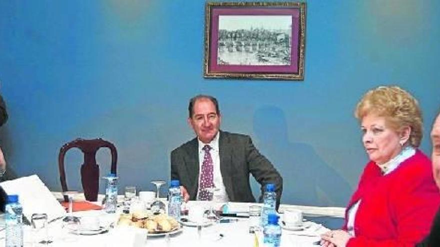 Brian Currin, en el centro de la imagen, junto a varios miembros del GIC en una de sus visitas a Euskadi.