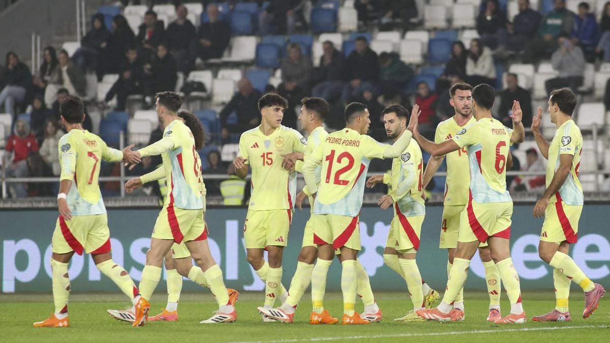 Los jugadores de la selección española celebran uno de los goles ante Georgia.