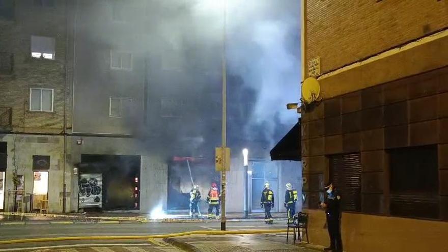 Video de bomberos sofocando un incendio en el barrio de la Rochapea