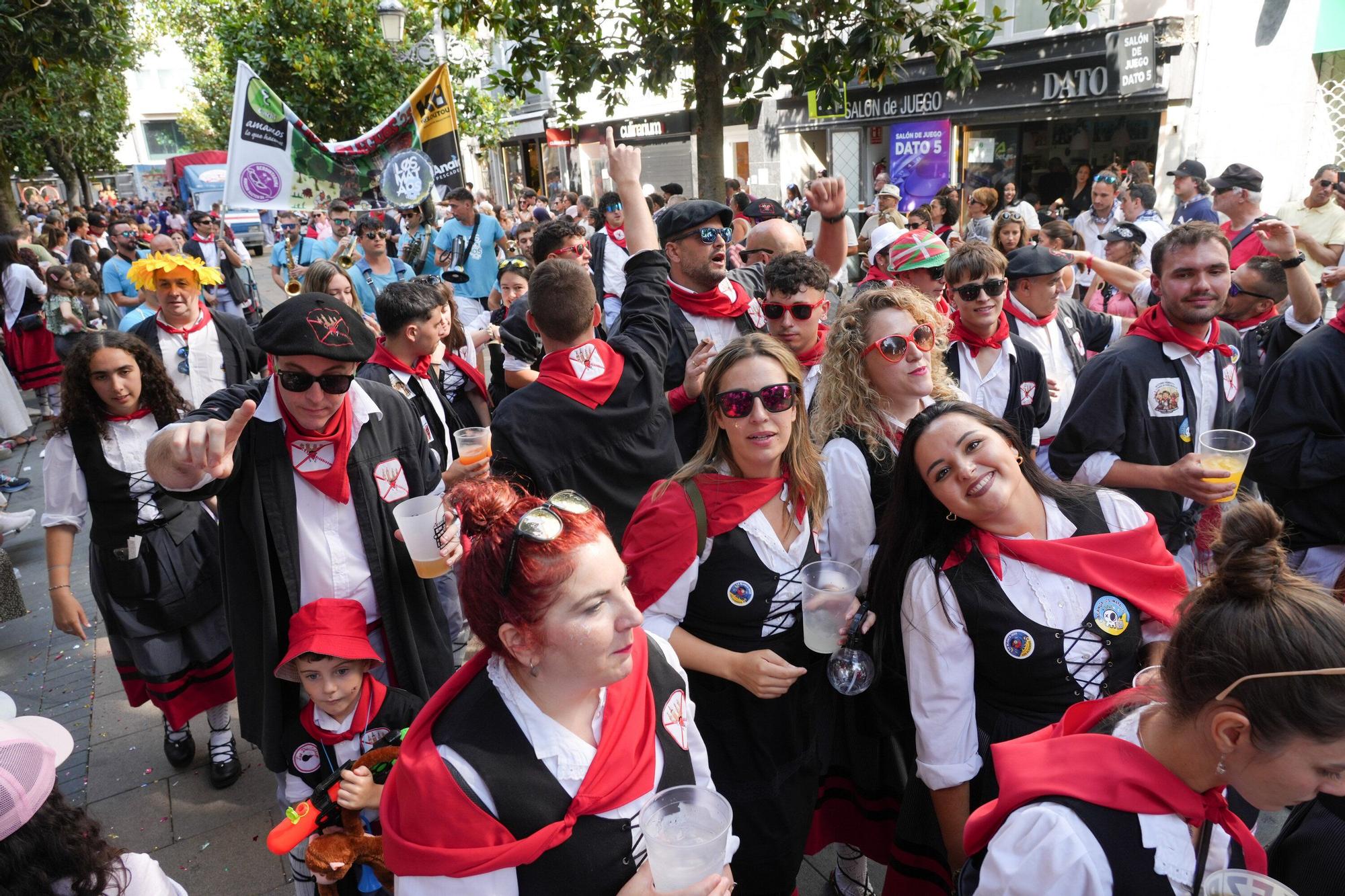 En imágenes: Blusas y neskas desfilan en el primer paseíllo