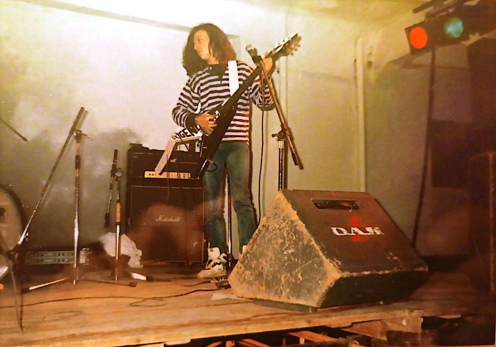 Juantxo, en un concierto del grupo Exhibición de Atrocidad, en 1989.