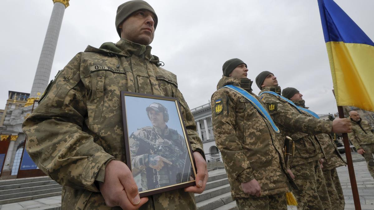 Soldados ucranianos despiden al militar Andrii Reznichenko, muerto en combate en el Donetsk.