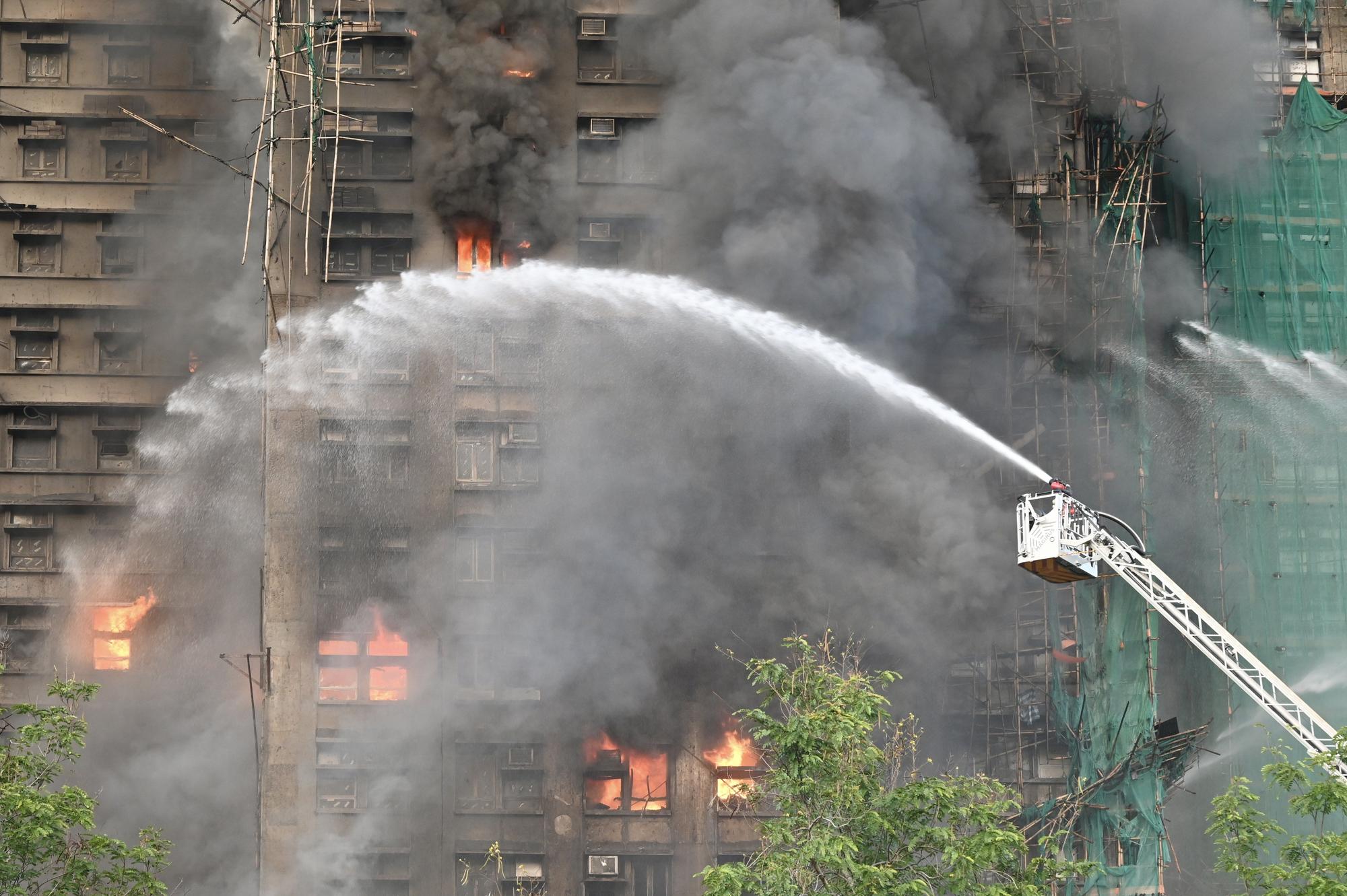 Un enorme incendio calcina un vecindario de Hong Kong