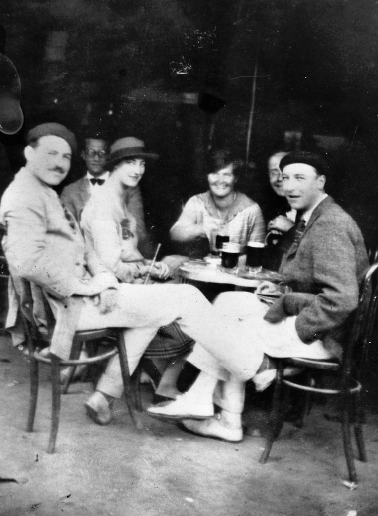 Sanfermines de 1925. De izquierda a derecha, Ernest Hemingway, Harold Loeb, lady Duff Twysden, Hadley Hemingway, Donald Ogden Stewarty Patrick Guthrie.