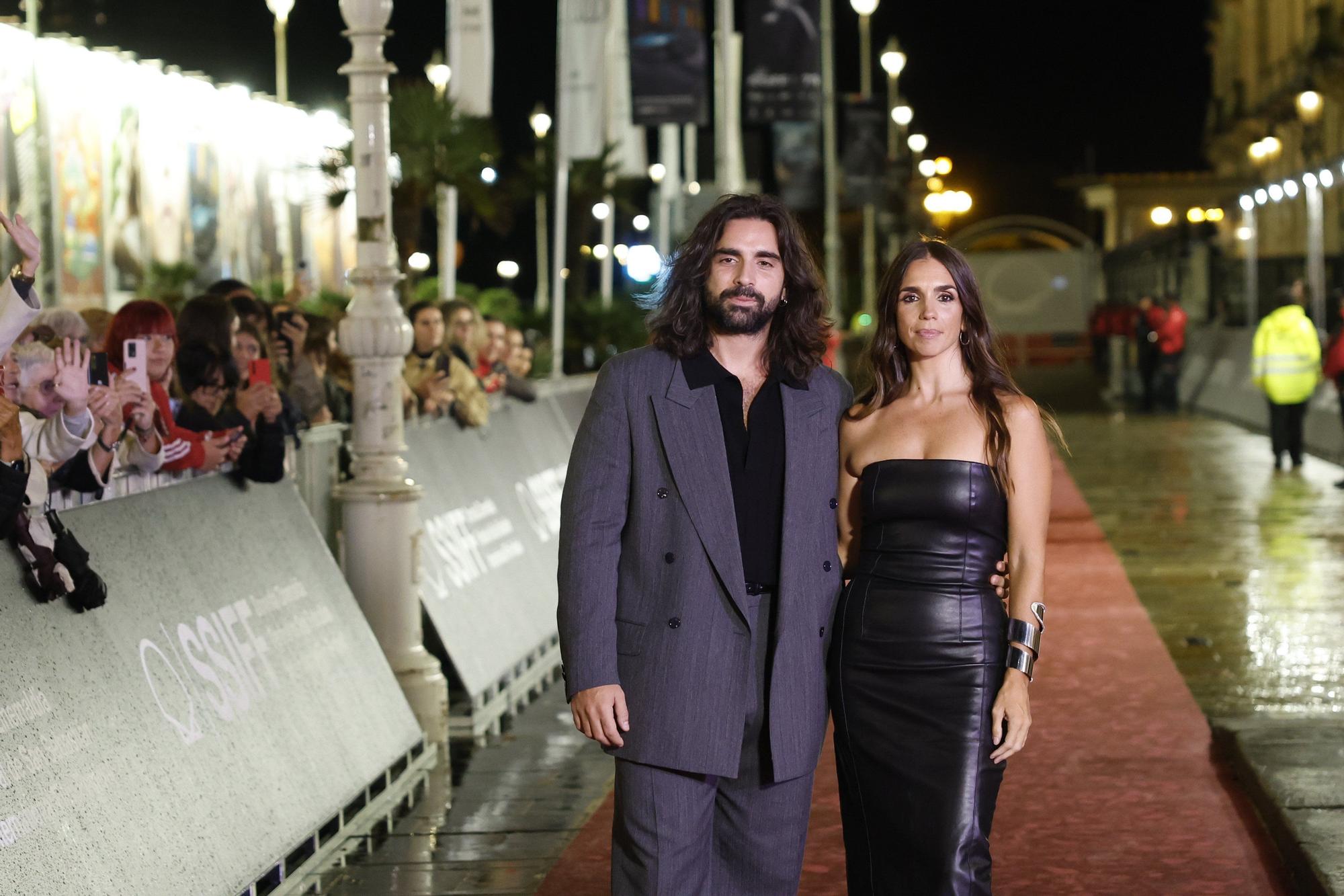 La familia Flores llena de arte la alfombra roja del Zinemaldia