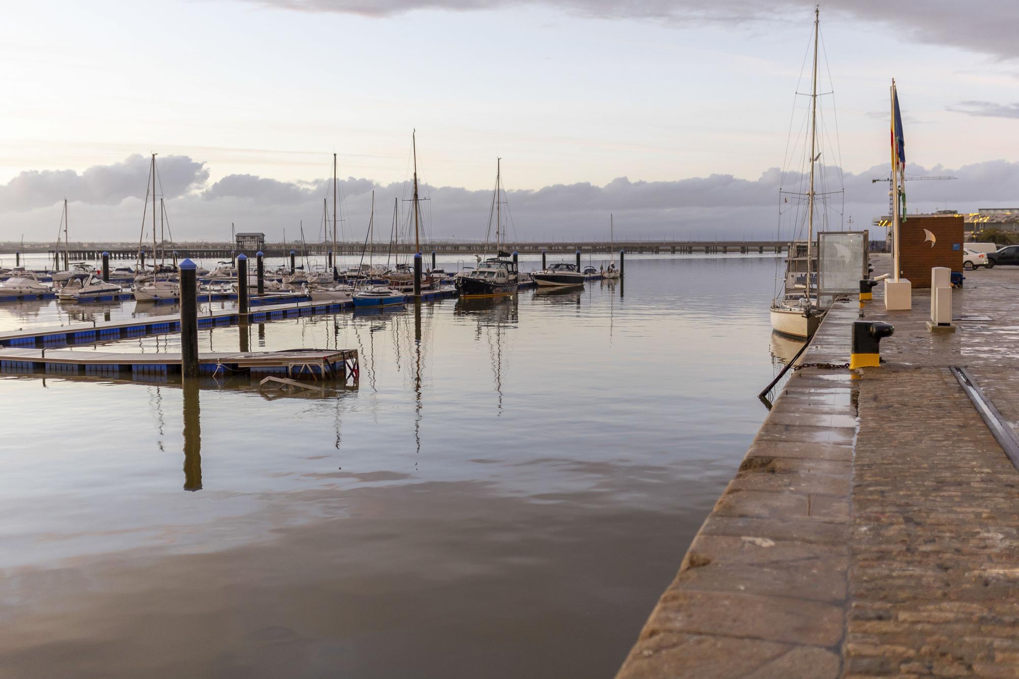 En imágenes: Andalucía supera las 900 incidencias por la borrasca 'Claudia', con la anegación de la estación de autobuses de Huelva