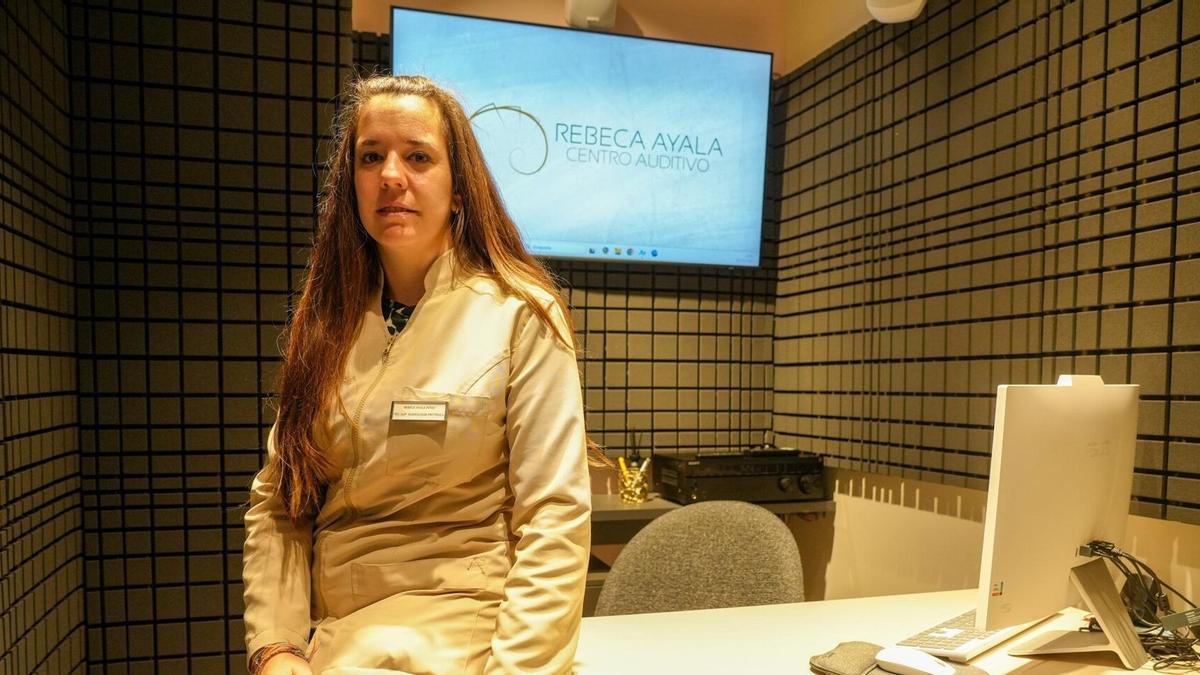 Rebeca Ayala en la sala de entornos sonoros.