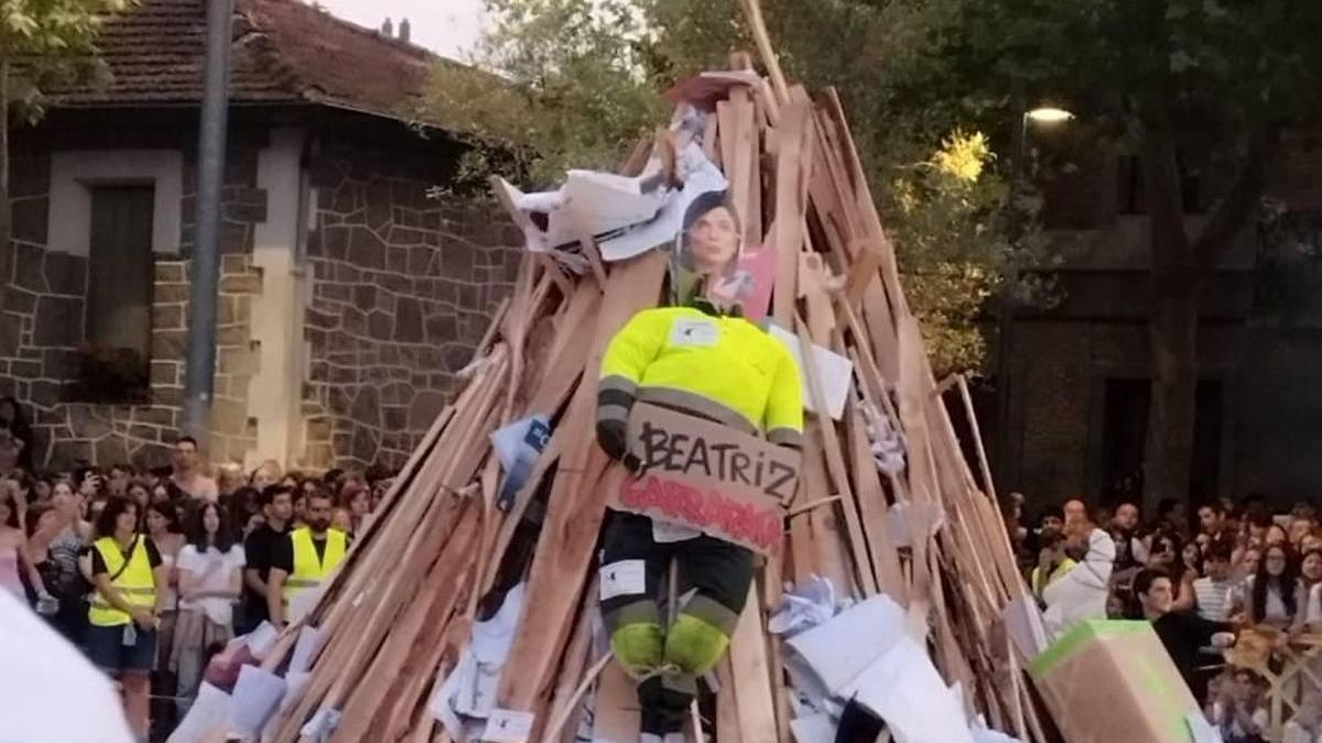 Imagen de Artolazabal en la hoguera del barrio gasteiztarra de Judimendi.