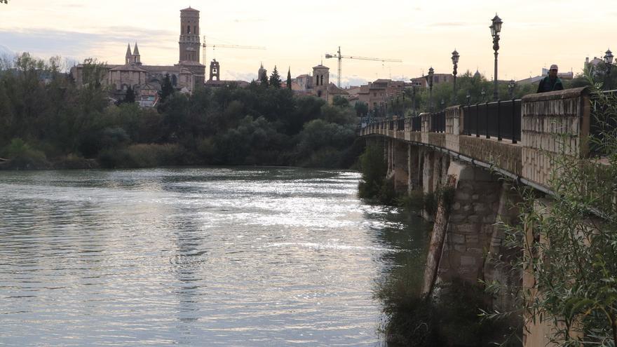 Detenido en Tudela después de chocar contra dos farolas en el puente del Ebro y salir huyendo