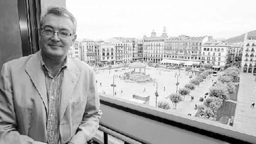 Ramón Utrilla posa en la oficina donde trabaja en la plaza del Castillo número 20.