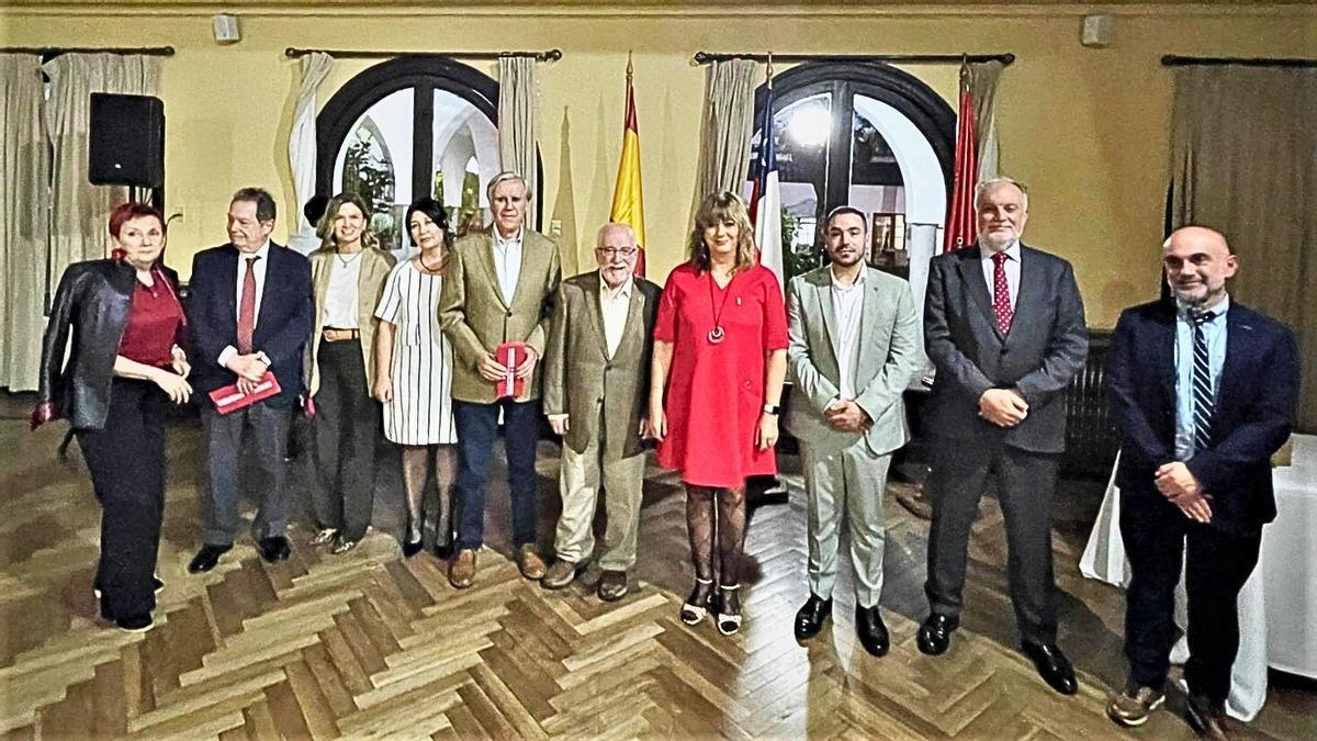 La vicepresidenta Ollo y su equipo de Acción Exterior junto con representantes del al colectividad navarra en Chile, en el acto institucional celebrado en el Estadio Español de Santiago de Chile.