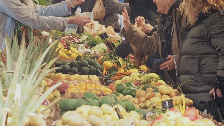 Producto local, naranjas de Castellón, música y talleres de cocina componen la atractiva agenda del Merkatu Txikia de Deba
