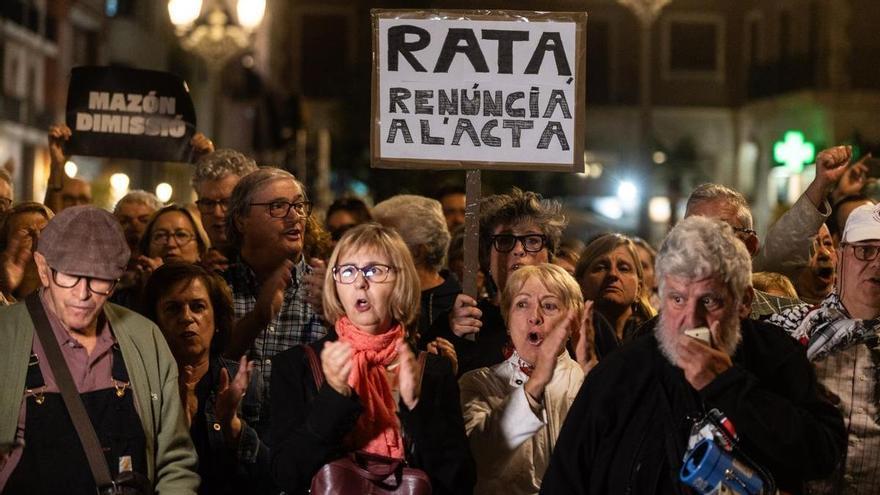Una concentración en Valéncia celebra la renuncia de Mazón: &quot;No ha dimitido, lo hemos tirado entre todos&quot;