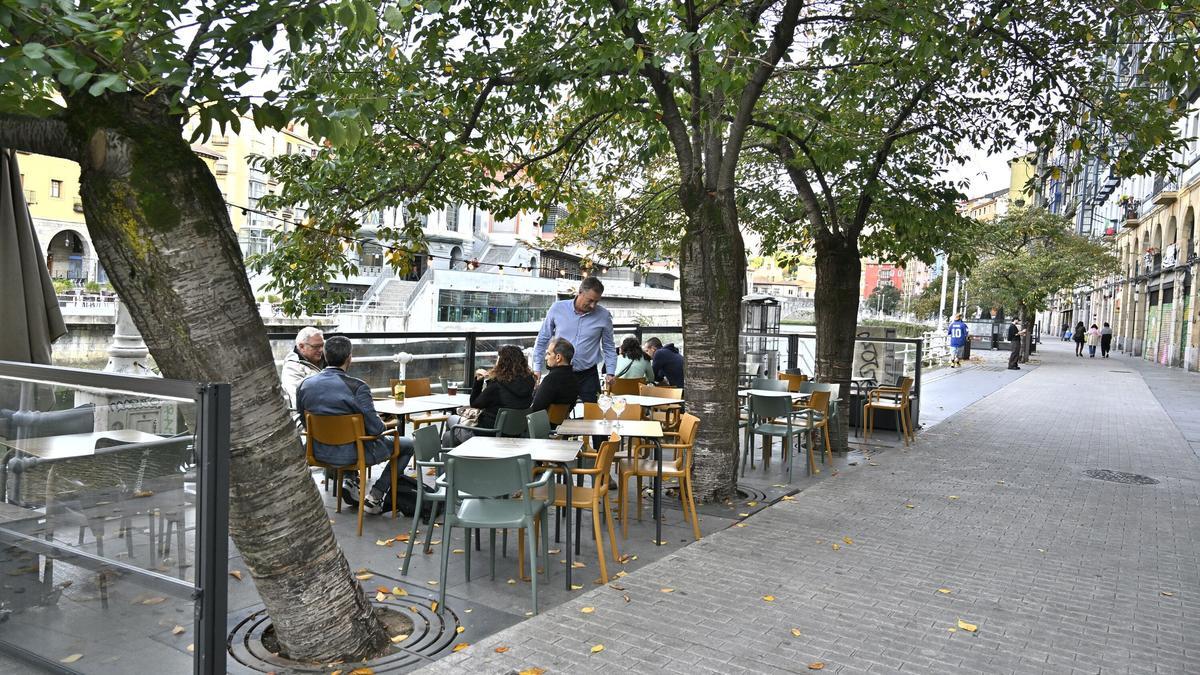 Actividad ayer en una terraza en el muelle de Marzana Actividad ayer en una terraza en el muelle de Marzana
