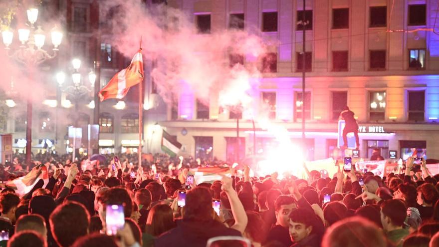 Directo, Euskal Selekzioa - Palestina | Bengalas y gritos a favor de Palestina y contra Israel en la marcha de Palestinarekin Elkartasuna