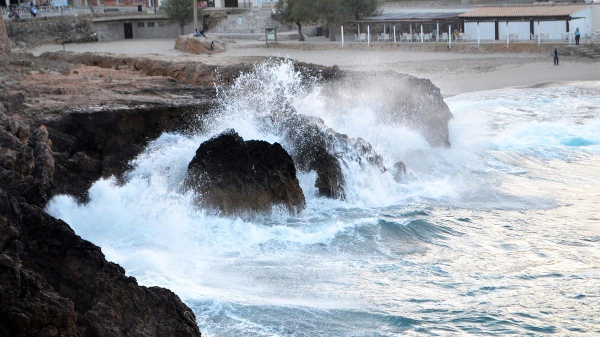 Fallece un hombre tras caer de un acantilado en Cala Sant Vicenç mientras pescaba con su nieto.