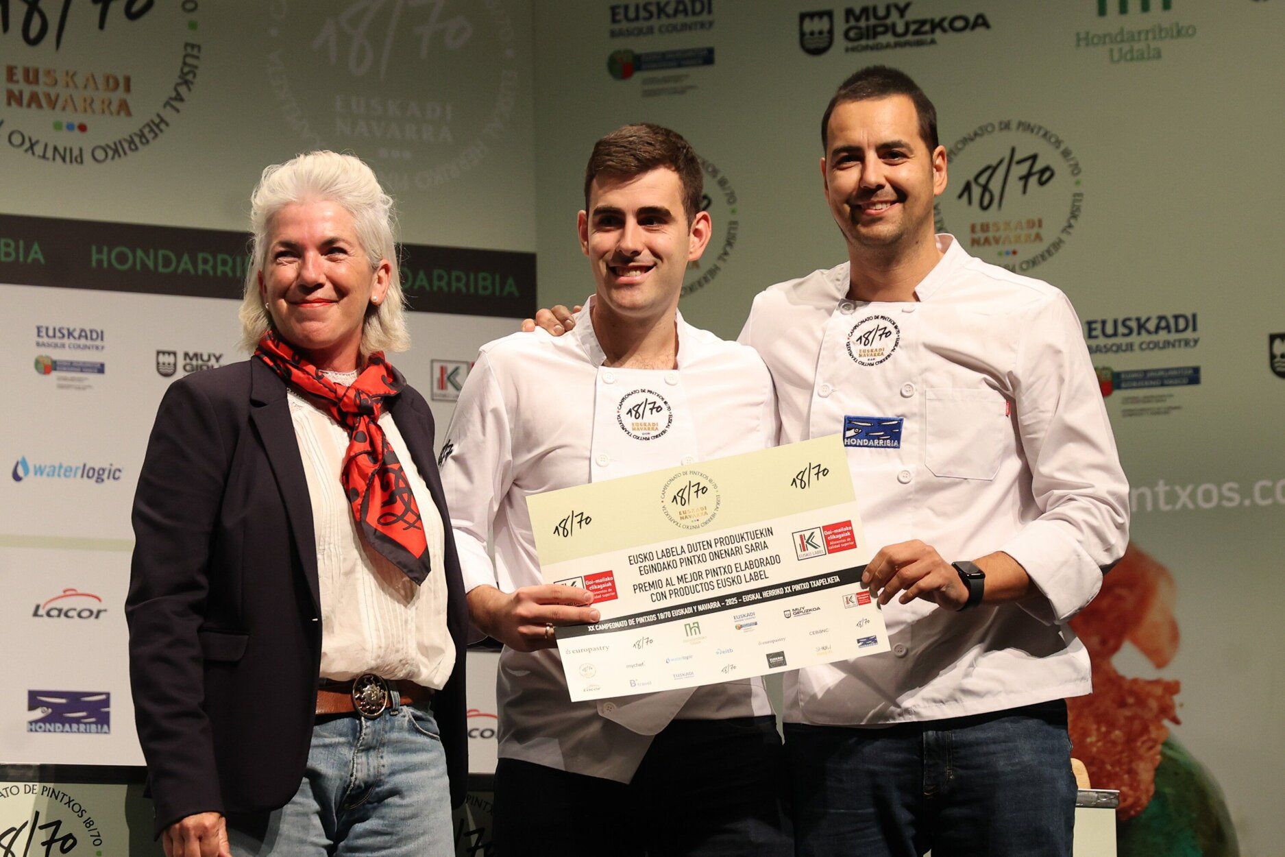 Cristian Solana y José Ignacio Gordo, de El Puntido Wine Bar de Páganos, han ganado el Premio Eusko Label al Mejor Pintxo con Productos Certificados