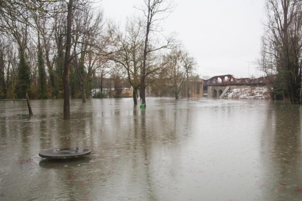 Agua y nieve en Vitoria.