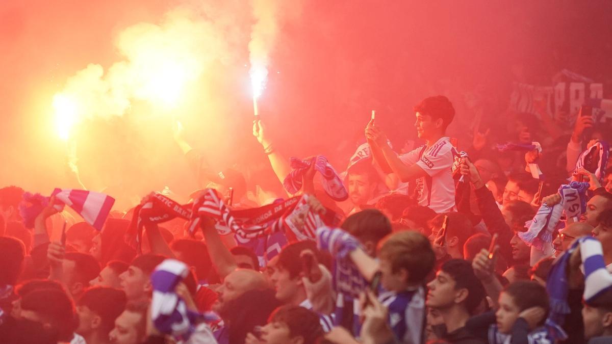 Recimiento al autobús de la Real antes del derbi.
