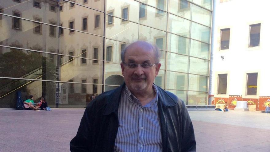 Salman Rushdie, 30 años bajo amenazas por sus versos satánicos