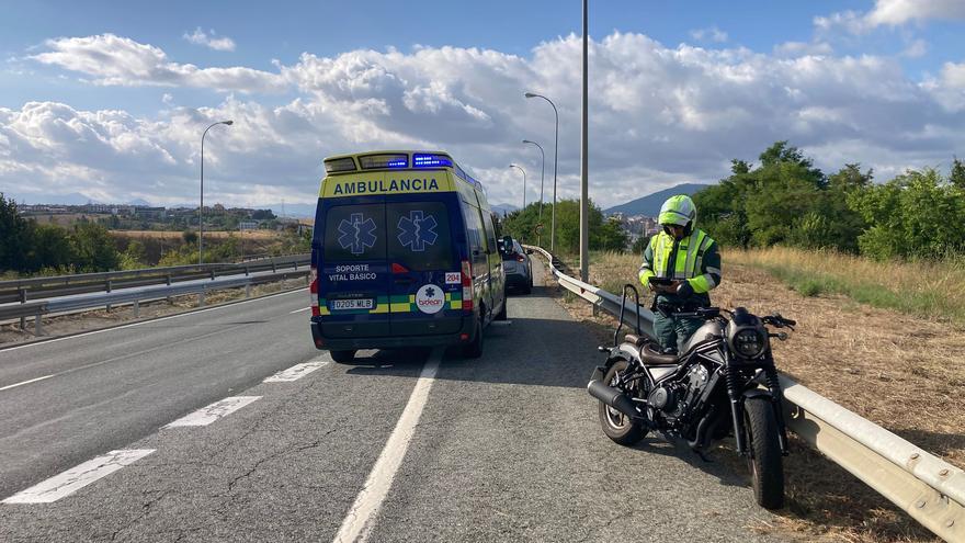 Buscan testigos de un accidente de una moto y un coche en la A-15 en Aranguren