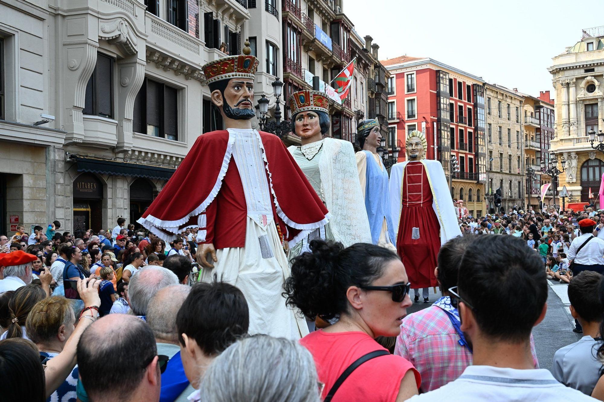 En imágenes: Los gigantes y cabezudos despiden Aste Nagusia a lo grande