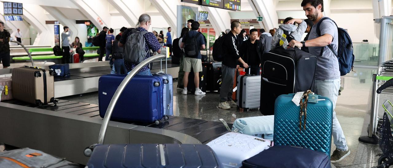 En imágenes: Aduanas, el filtro silencioso en el aeropuerto de Bilbao