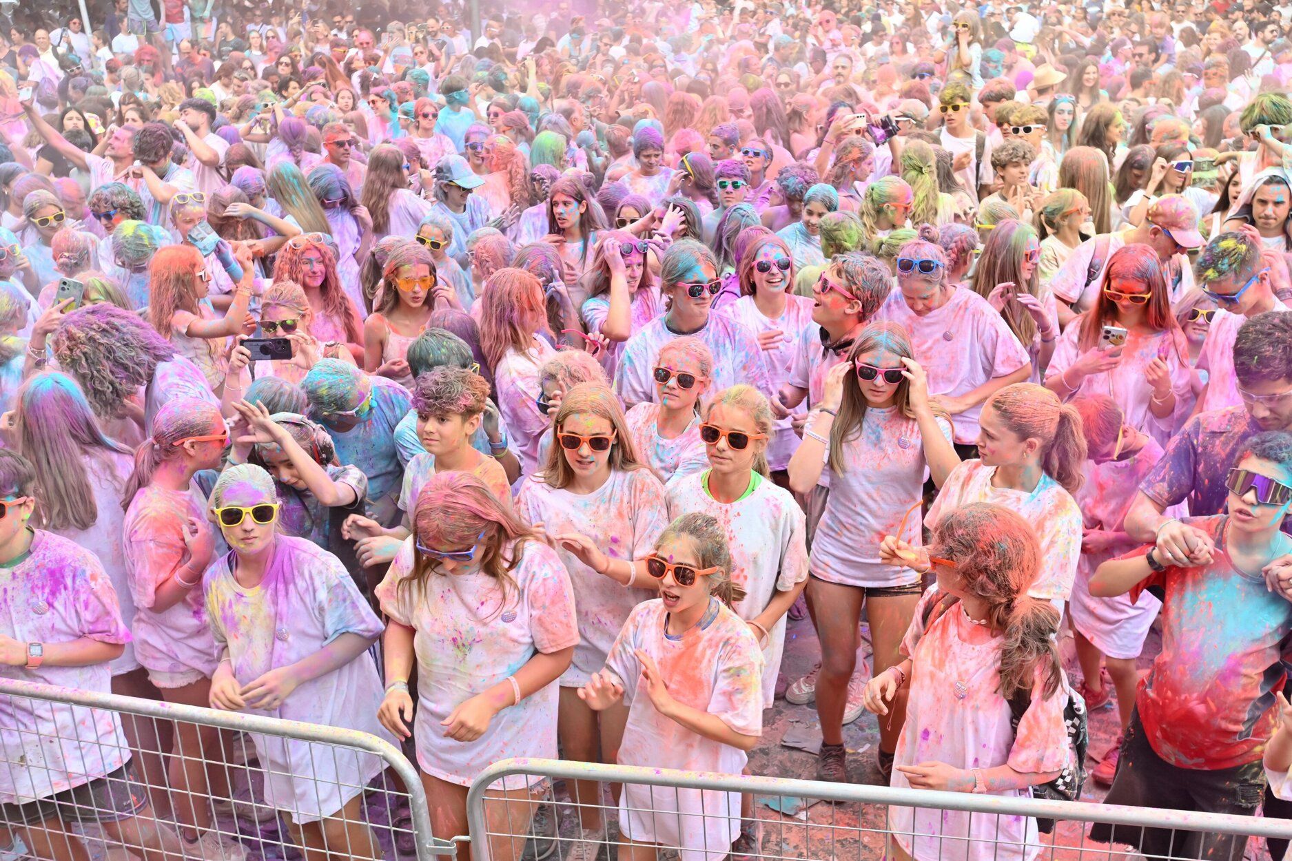 La Holi Fest empapa de color el Boulevard
