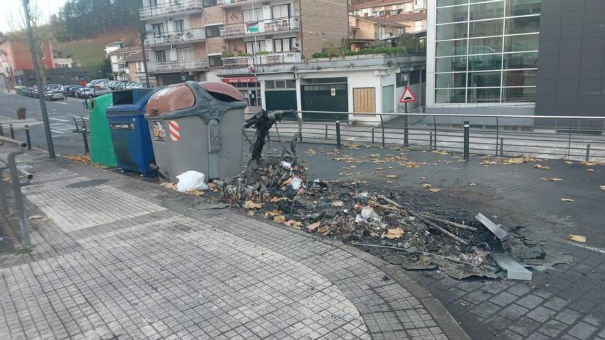 Actos vandálicos en Lazkao: contenedores quemados y pintada en el frontón