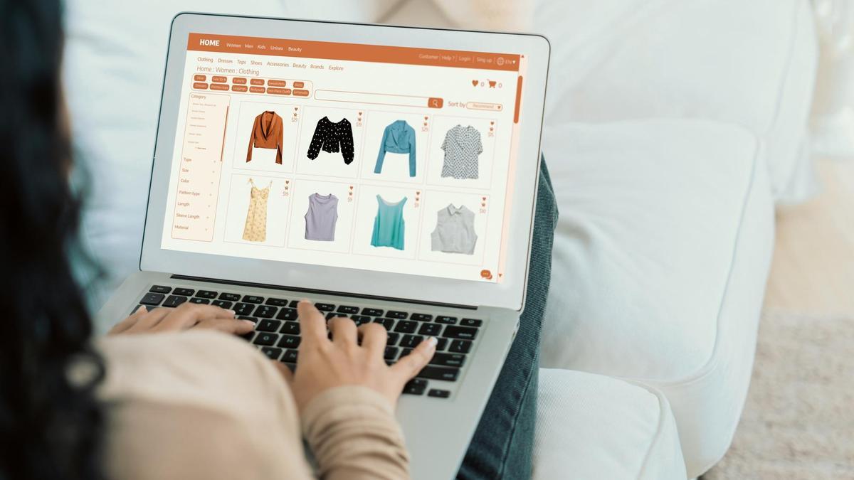 Una mujer visita la web de una tienda de ropa en internet.