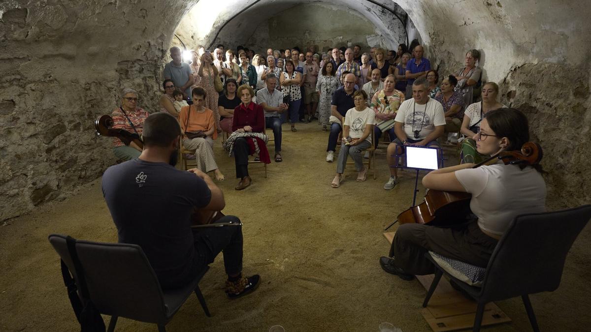 Irati Goñi y Eñaut Zubizarreta, en la bodega de casa Cerio. Foto