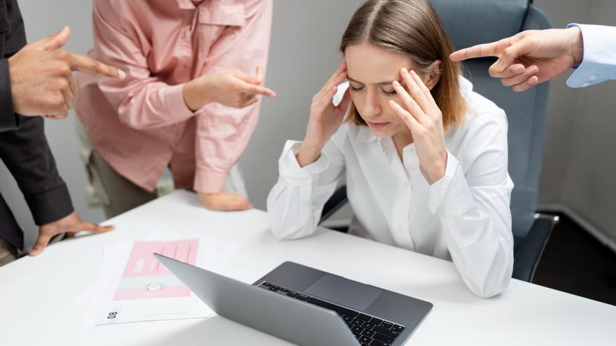 Cómo debes actuar si sufres acoso laboral, según un abogado laboralista: “No basta con contarlo de palabra”
