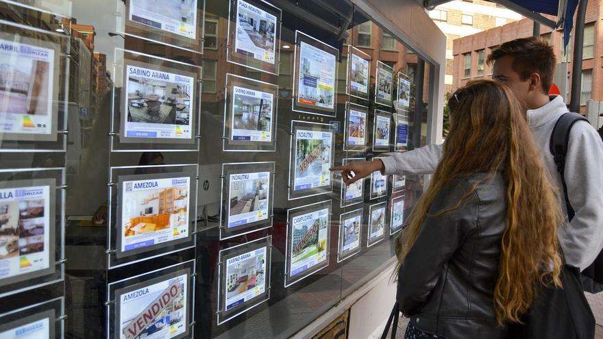 Un joven vizcaino debe ganar 1.300 euros netos más al mes para comprar piso sin ayudas o apuros