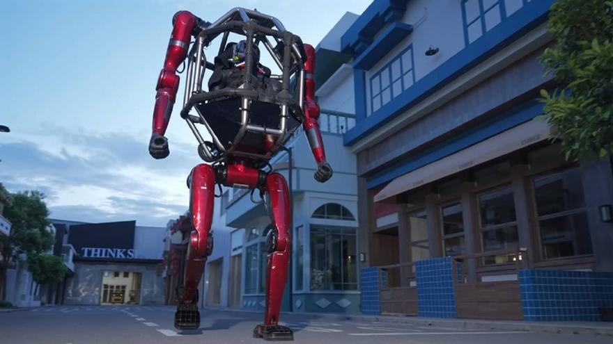 Parece un Transformer, pero es real: China presenta un robot gigante tripulado