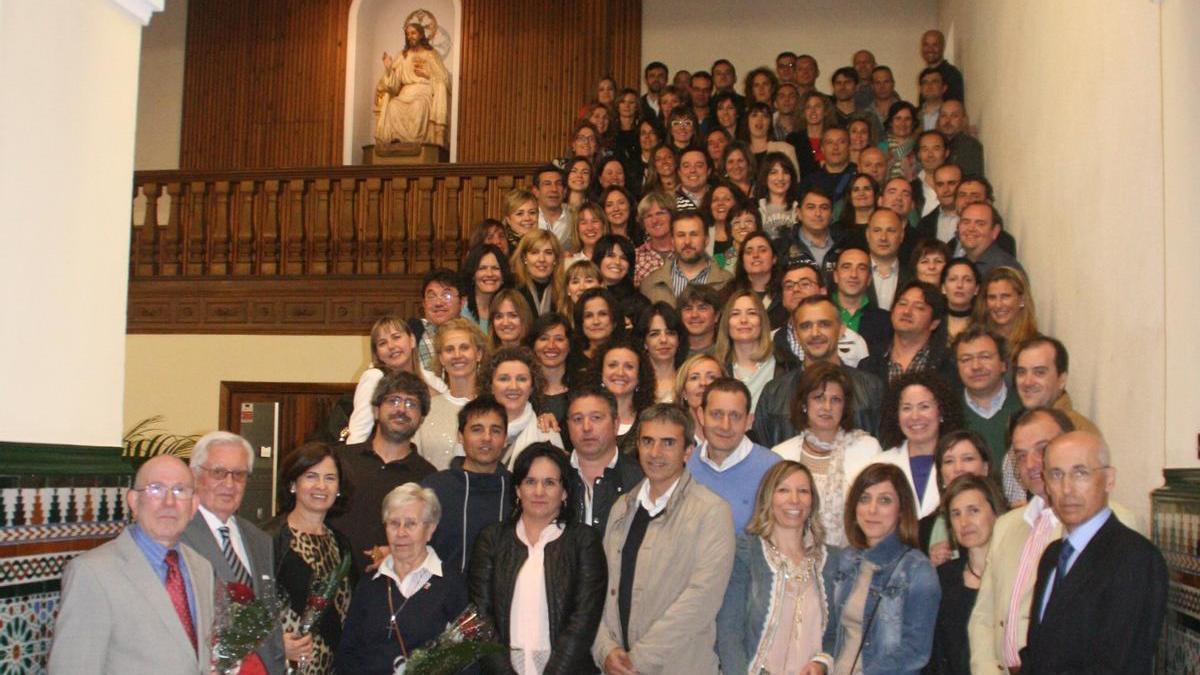 Reunión de la promoción de 1989 en las escaleras del colegio Jesuitas con algunos de sus profesores, en una fotografía de 2014.
