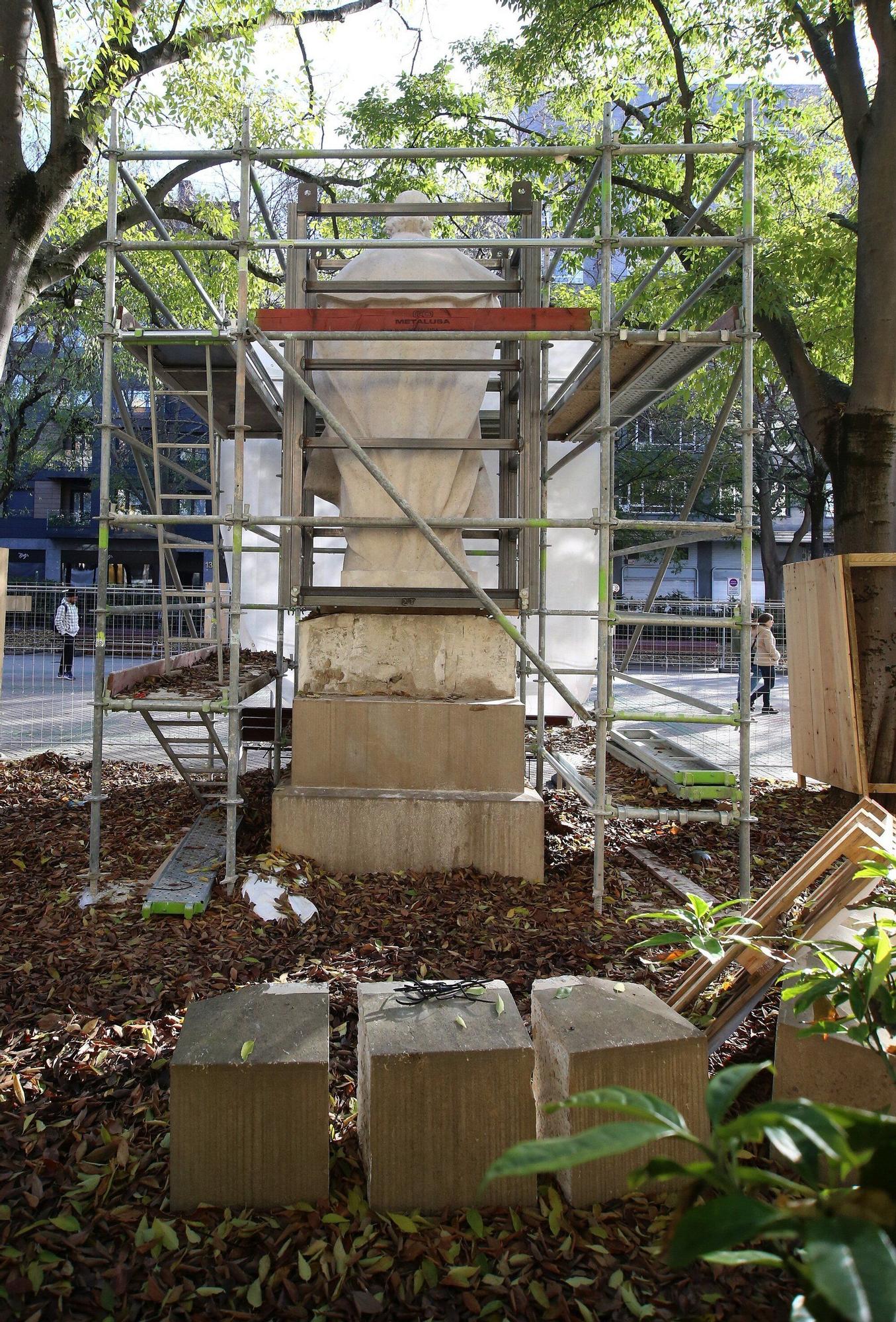 Preparativos para el traslado de las estatuas del Paseo Sarasate