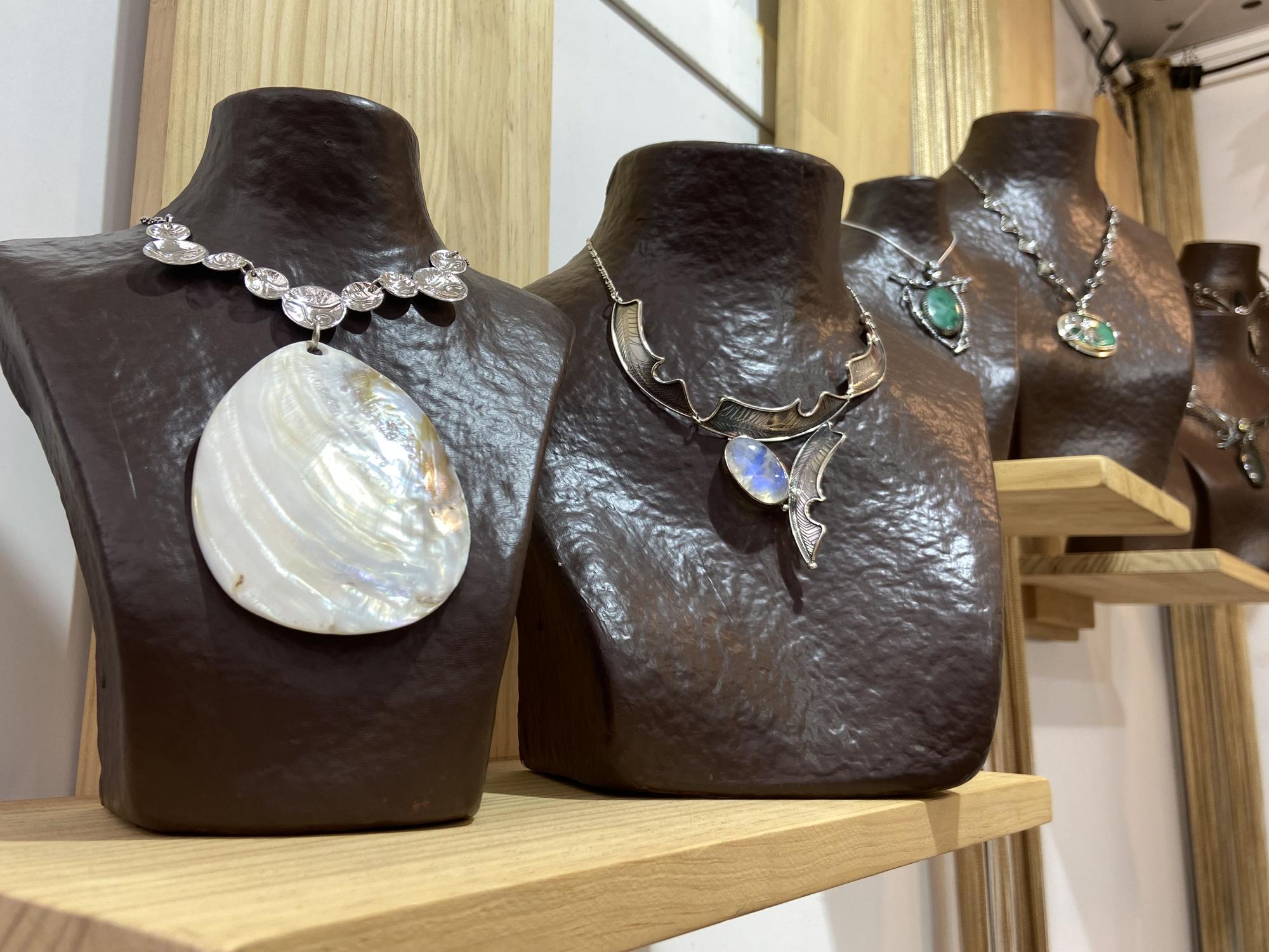 Algunas de las piezas artesanas que pueden adquirirse en Gabonart.