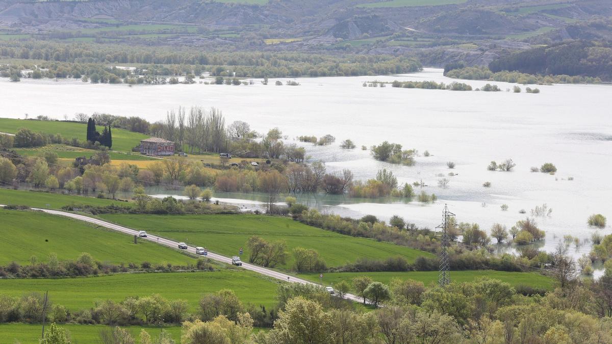 Vista del embalse de Yesa desde la Autovía del Pirineo.