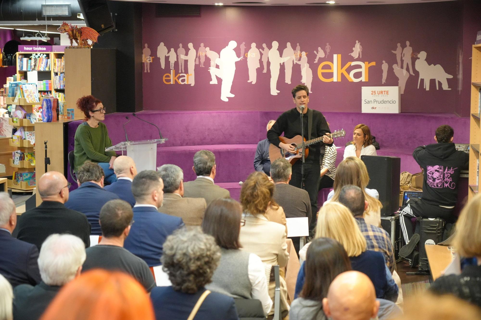 En imágenes: Elkar celebra 25 años en la calle San Prudencio