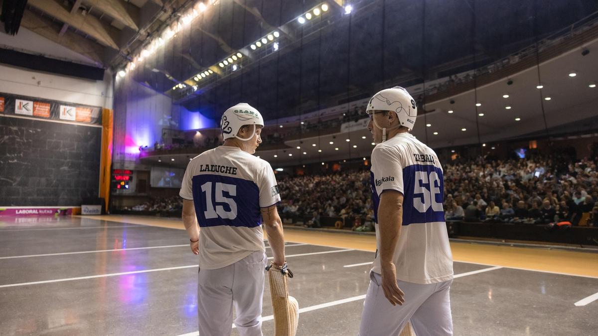 Ludovic Laduche y Jon Zabala charlan durante un lance del encuentro en un Jai Alai de Gernika a reventar