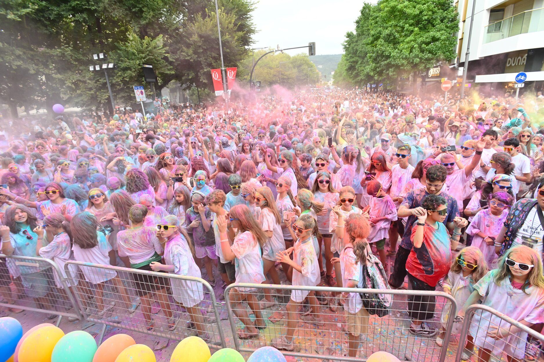La Holi Fest empapa de color el Boulevard