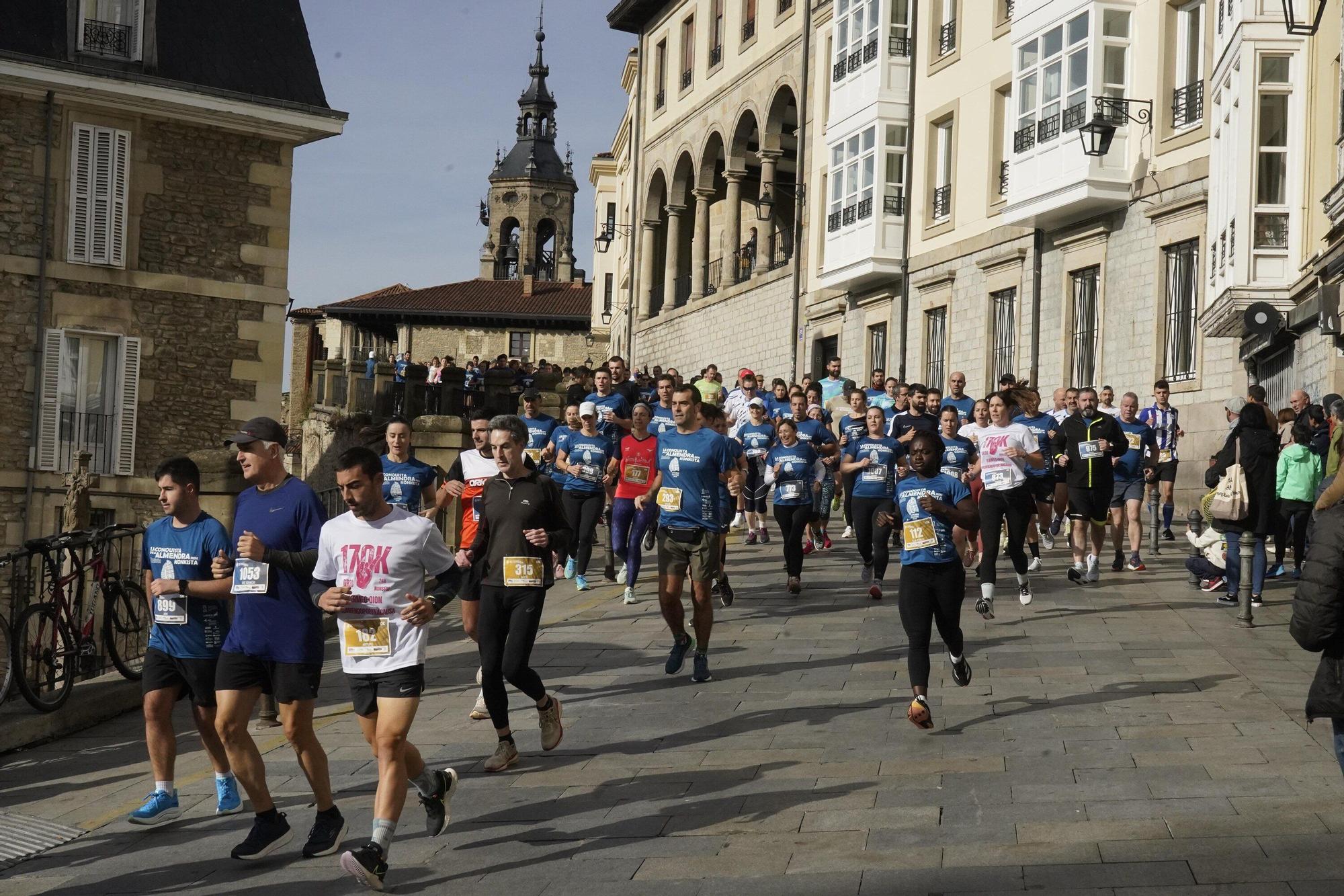 En imágenes: Miles de personas conquistan la Almendra de Gasteiz
