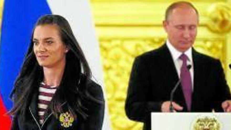 Isinbáyeva, junto a Putin en un acto oficial.